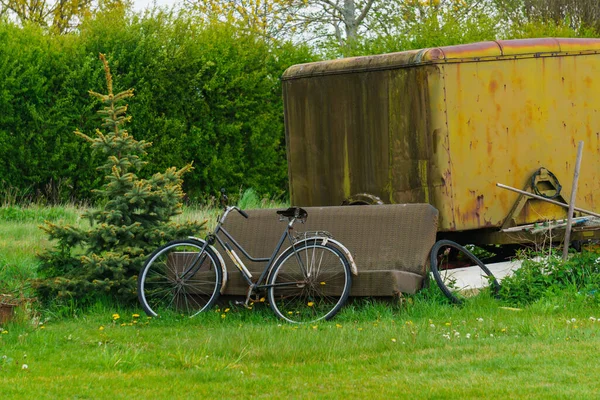 Vida Rural Bicicleta Vieja Cerca Cosas Viejas Interior Letonia Mayo — Foto de Stock