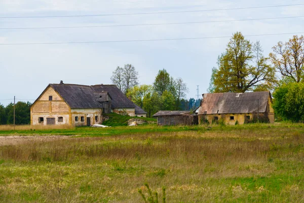 拉脱维亚一个村庄中非常古老的19世纪废弃农业建筑 2020年5月 — 图库照片