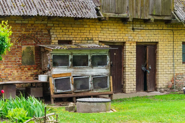 农村生活 2020年5月在拉脱维亚腹地一座谷仓附近的旧兔子笼 — 图库照片