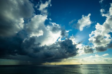 tropikal bir plajda Karayip günbatımı