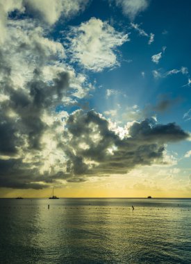 tropikal bir plajda Karayip günbatımı