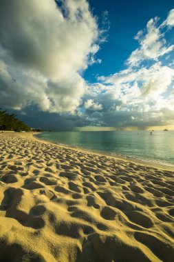 tropikal bir plajda Karayip günbatımı