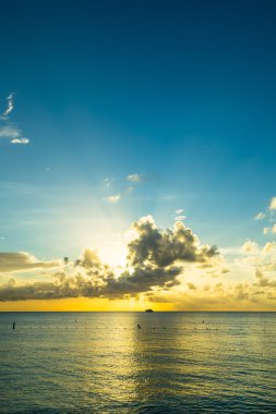 tropikal bir plajda Karayip günbatımı