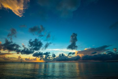 tropikal bir plajda Karayip günbatımı