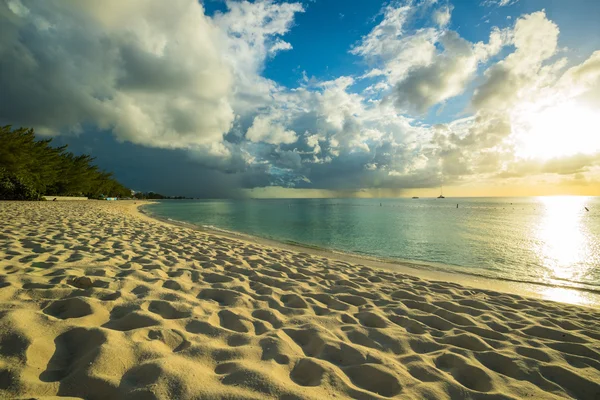 Caribbean sunset on a tropical beach — Stock Photo, Image