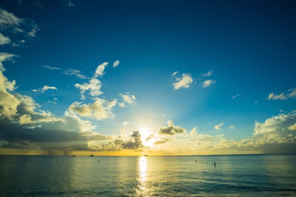 Karibischer Sonnenuntergang an einem tropischen Strand — Stockfoto