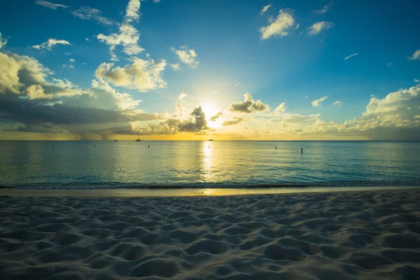Karaibski zachód słońca na tropikalnej plaży — Zdjęcie stockowe