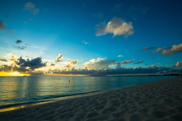 Karibischer Sonnenuntergang an einem tropischen Strand — Stockfoto