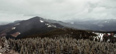 karla kaplı tepeleri ile kayalık dağlar