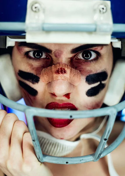 Девушка и американский футбол, в маске и шлеме — стоковое фото
