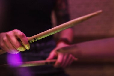 ahşap davul holding erkek eller Close-Up sopa ve oyun müzik