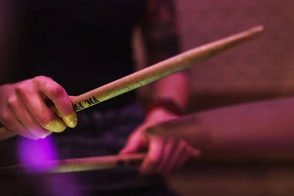 ahşap davul holding erkek eller Close-Up sopa ve oyun müzik