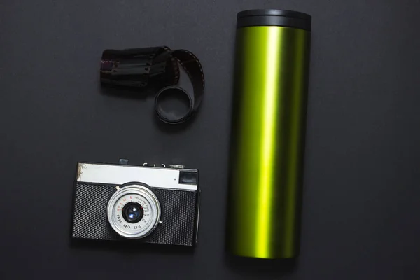 thermocup, kamera siyah bir zemin üzerine
