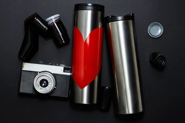thermocup, kamera siyah bir zemin üzerine