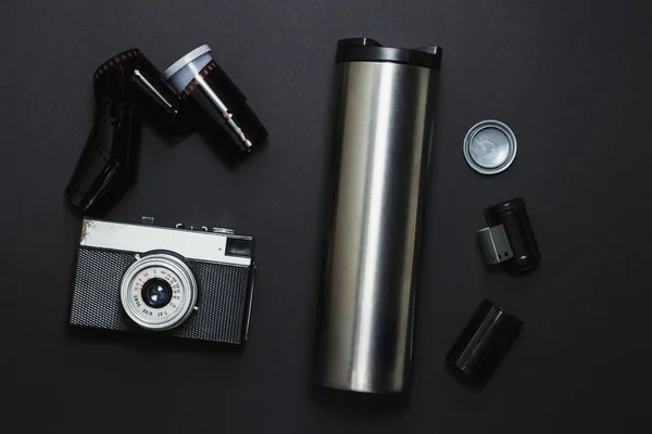 thermocup, kamera siyah bir zemin üzerine