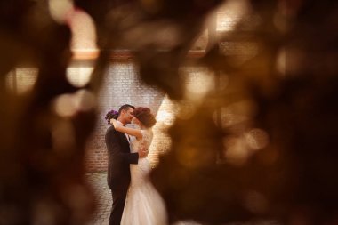 Gelin ve damat düğün buketiyle