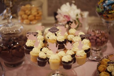 Lezzetli kekler tepsisindeki tatlılar yanında