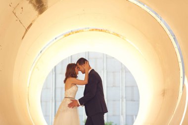 Gelin ve damat öpüşme büyük boru