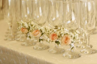 Birçok bardak şampanya masada