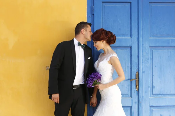 Brudgummen kyssa sin brud på pannan — Stockfoto