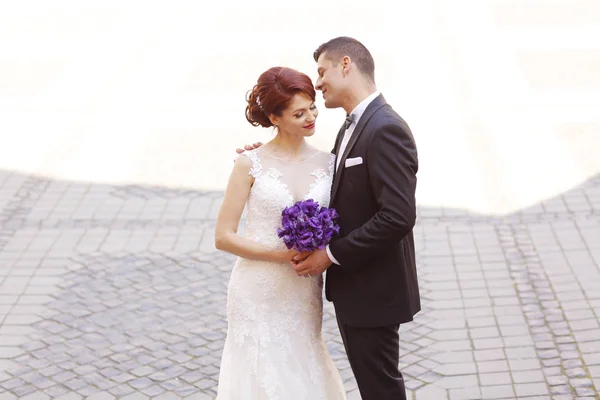 Beautiful bridal couple in the city center — Stock Photo, Image