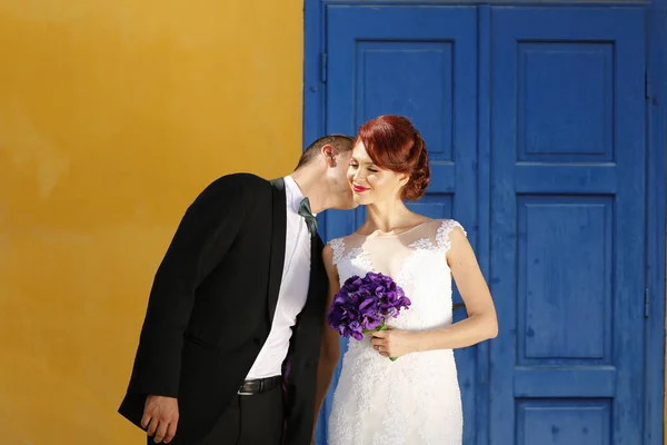 Bruidegom zijn bruid kussen op de hals — Stockfoto