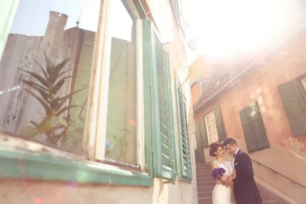 Bride and groom in the city — Stock Photo, Image