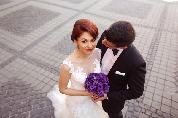 Bride and groom in the city — Stock Photo, Image