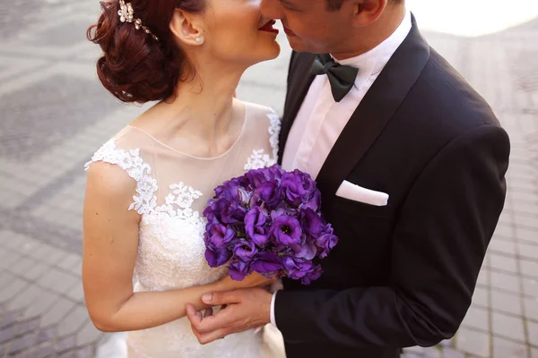 Sposa e sposo in città — Foto Stock