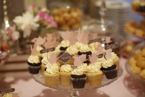 Läckra muffins i magasin bredvid godis — Stockfoto