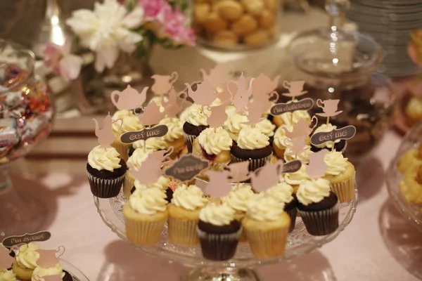 Läckra muffins i magasin bredvid godis — Stockfoto