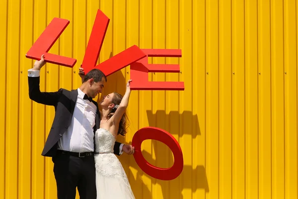 Sposa e sposo divertirsi con lettere d'amore — Foto Stock