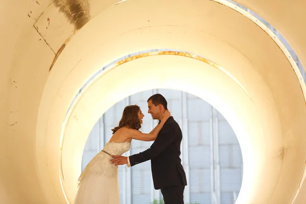Bruden och brudgummen har kul i stora rör — Stockfoto