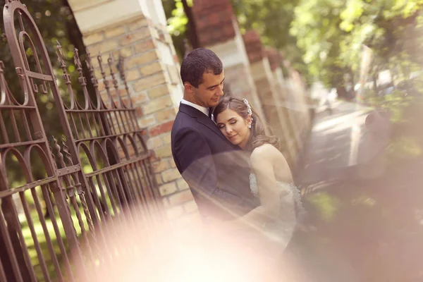 Unga lyckliga bruden sätter mjukt huvudet på brudgummens bröstet — Stockfoto