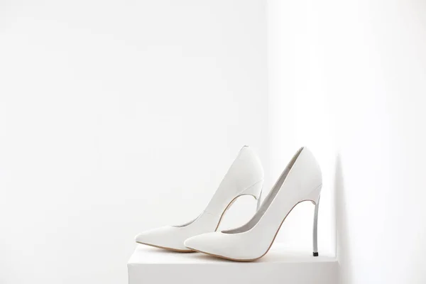 Élégante mariée chaussures blanches sur fond isolé — Photo