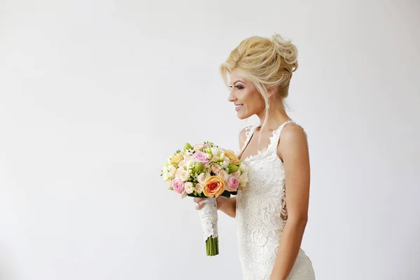 孤立した背景に花束と豪華な花嫁 — ストック写真