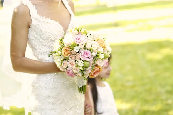 Mariée tenant un beau bouquet dans le parc — Photo