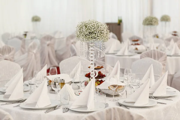 Güzel çiçek dekorasyonu ile zarif yemek masası