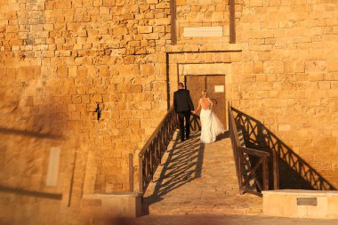 Gelin ve damat bir köprü bir castle yakınındaki oteller