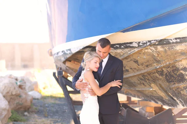 快乐的新婚夫妇，拥抱靠近船 — 图库照片