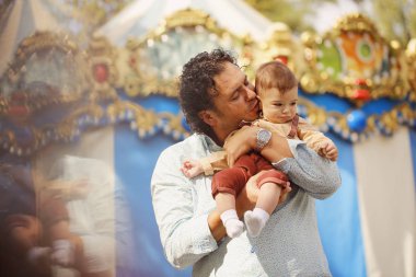 Bebek çocuk having oyunculuk ile neşeli genç Baba