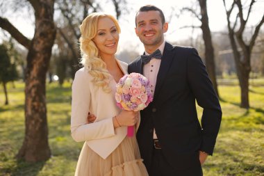 Düğün buketi parkta poz ile Çift