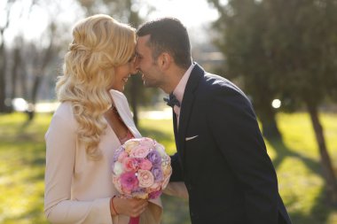 Gelin ve damat parkta eğleniyor