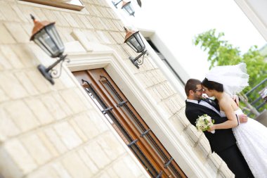 Düğün gününde kucaklayan güzel gelin Çift