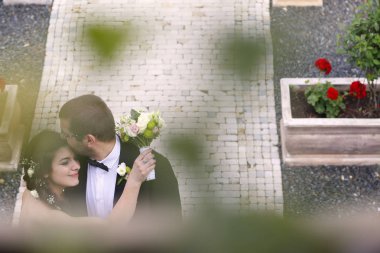 Düğün gününde kucaklayan güzel gelin Çift