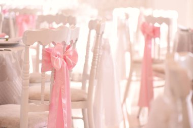 Düğün için dekore edilmiş koltukları