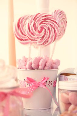Beyaz ve kırmızı lolly vazoya çıkar