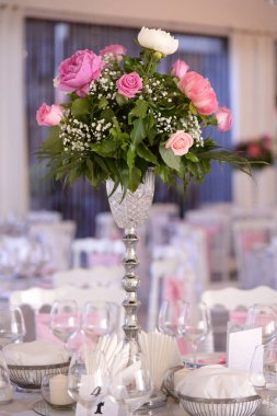 Düğün masa çiçekleri ile süslenmiş