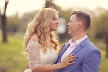 damat ve gelin parkta poz