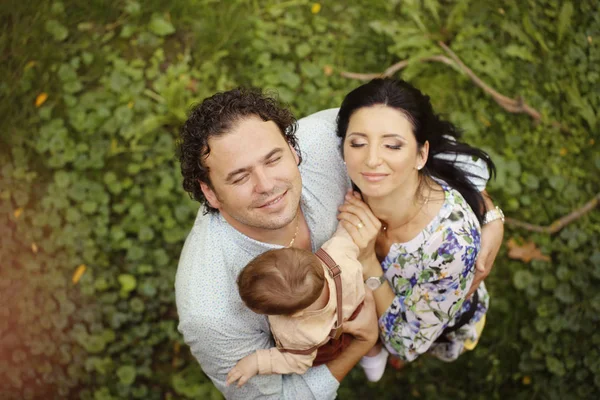 Freudige junge Eltern mit kleinen Jungen, die Spaß haben — Stockfoto